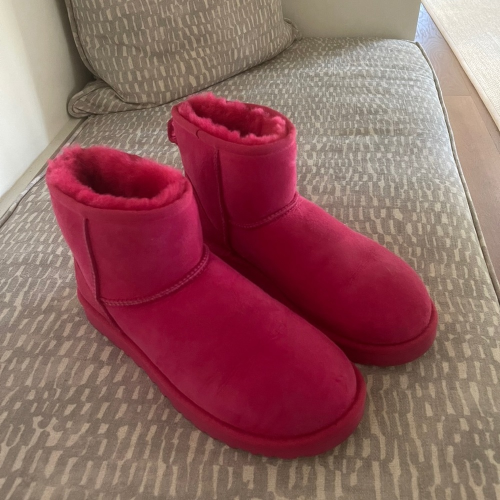 Size 9 UGG Women's Classic Mini II Winter Boot. Worn one time